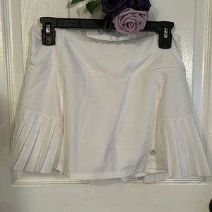 MPG WHITE SKIRT WITH PLEAT DETAIL.